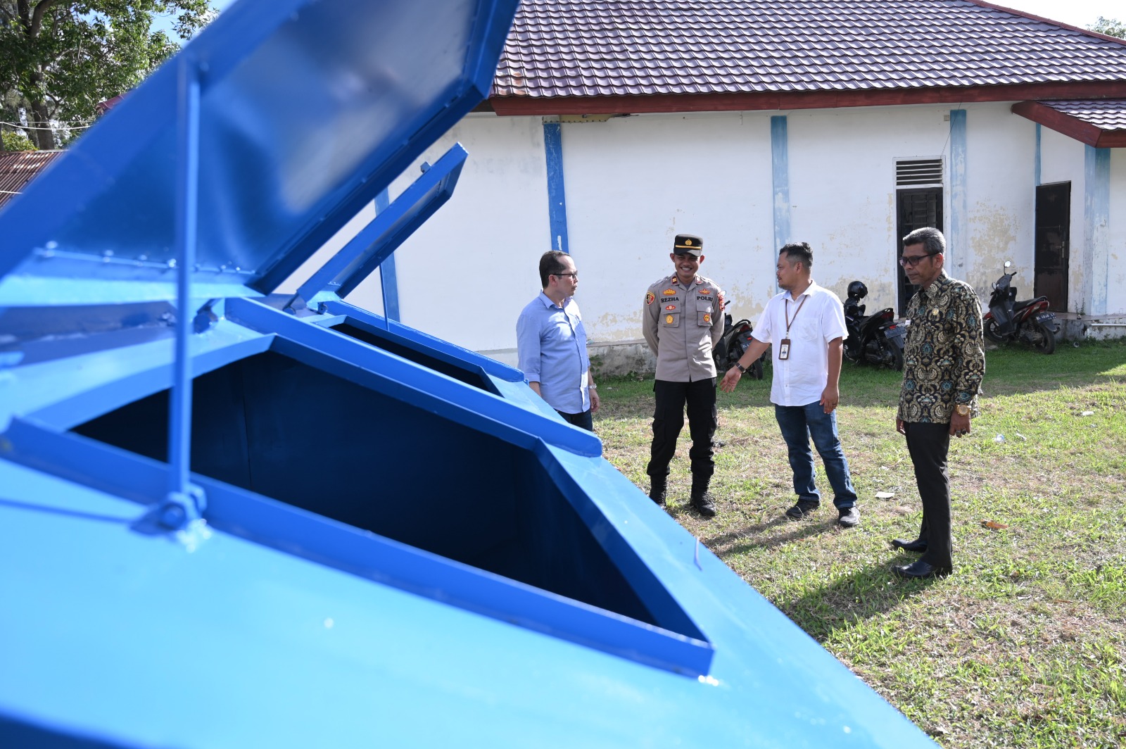 GA & Comrel Manager SBA, Tafaul Rijal (Baju Putih) menyerahkan bantuan 2 container sampah kepada Pemerintah Kabupaten Aceh Besar Kecamatan, Lhoknga, Aceh Besar, Kamis, (21/12/2023). (Foto: Distori/Riza Azhari)