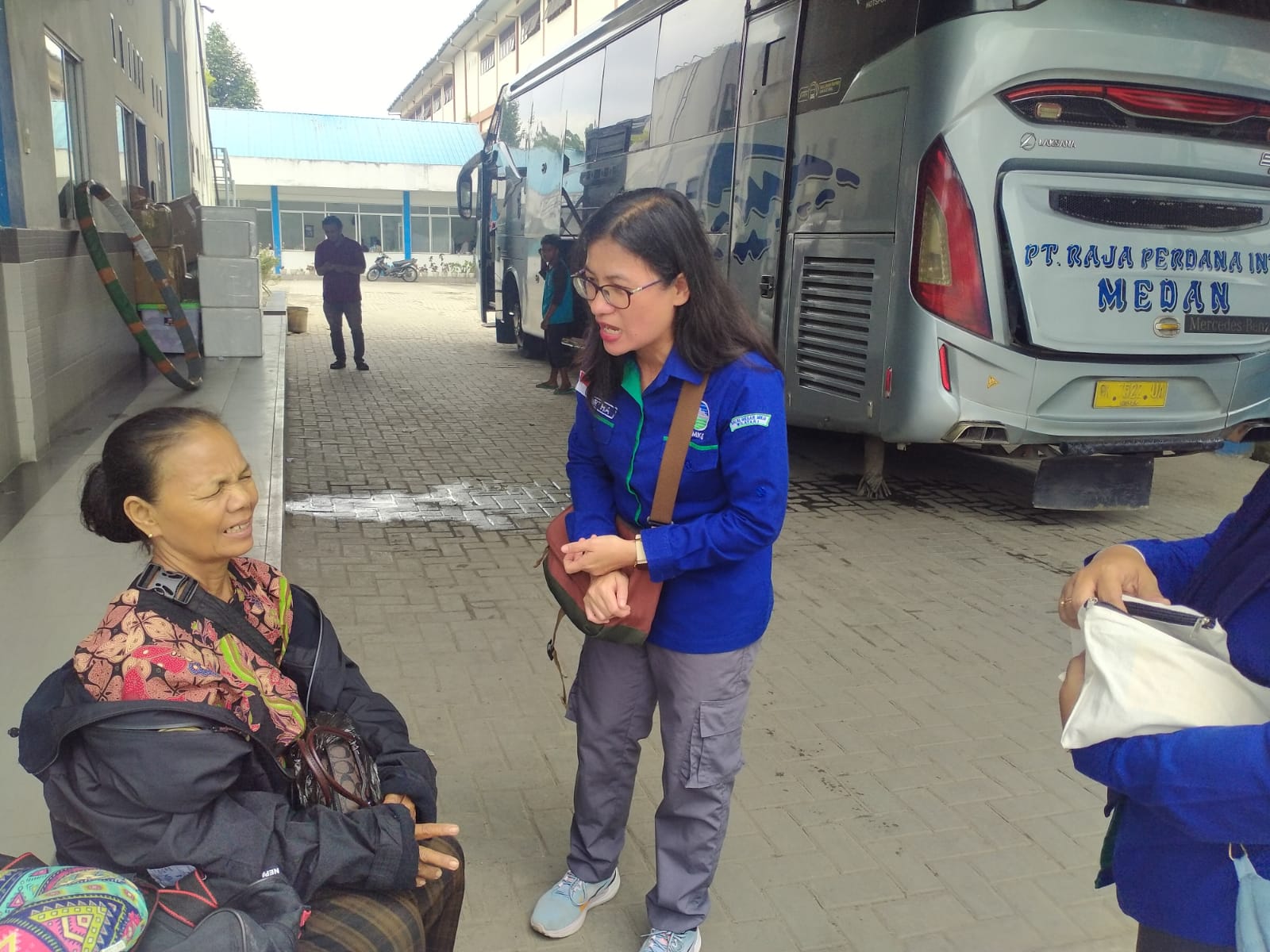 Tim balai BMKG (BBMKG) Wilayah I Medan sedang melakukan sosialisasi keselamatan mudik bagi warga yang merayakan Natal dan tahun baru. (Foto: Dok. BMKG I Medan)
