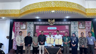 Pj Walikota Banda Aceh, Amiruddin dan Pemimpin Bank Aceh kantor cabang utama saat penandatanganan nota kesepakatan  Smart City, di Pendopo Walikota Banda Aceh, Jumat (22/12/2023). (Foto: Dok. Humas Bank Aceh)