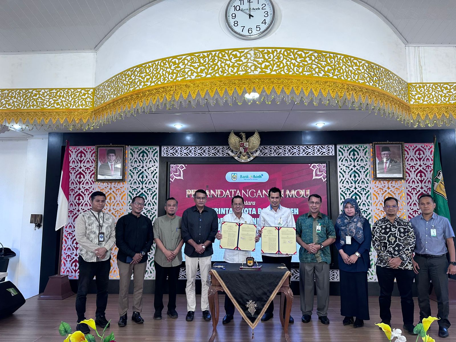 Pj Walikota Banda Aceh, Amiruddin dan Pemimpin Bank Aceh kantor cabang utama saat penandatanganan nota kesepakatan  Smart City, di Pendopo Walikota Banda Aceh, Jumat (22/12/2023). (Foto: Dok. Humas Bank Aceh)