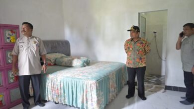 Pj Bupati Aceh Jaya, Nurdin bersama Ketua DPRK Aceh Jaya Muslem D didampingi Asisten Kadis Parekrafpora, Kadis PUPR, Camat Sampoiniet, Imum Mukim Pante Purba dan Geuchik Setempat, Pada Jumat (15/12/2023). (Foto: Distori/Dok. Humas Aceh Jaya)