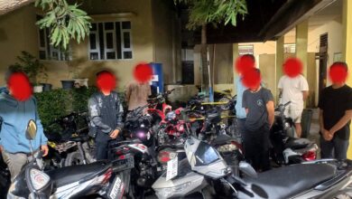 Sebelas orang remaja yang terlibat dalam aksi balap liar di kawasan Simpang Jam dan Jalan Teuku Umar, Banda Aceh, Sabtu (23/12/2023). (Foto: Dok. Polisi)