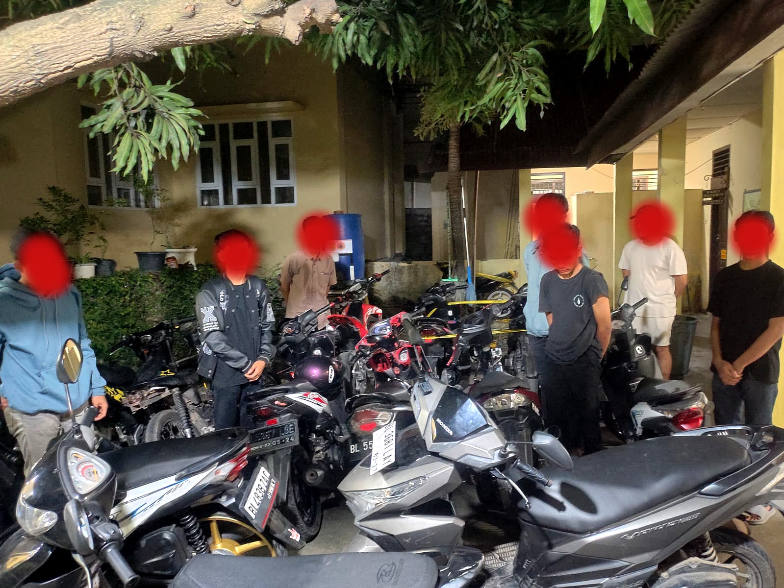 Sebelas orang remaja yang terlibat dalam aksi balap liar di kawasan Simpang Jam dan Jalan Teuku Umar, Banda Aceh, Sabtu (23/12/2023). (Foto: Dok. Polisi)