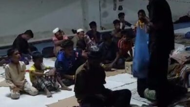 Foto tangkapan layar video etnis Rohingya yang ditempatkan sementara di Balai Meuseraya Aceh (BMA) Banda Aceh menolak makanan yang dibagikan oleh petugas. (Foto: dok. Warga)