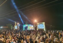 Ustadz Abdul Somad (UAS) saat mengisi tabligh akbar yang berlangsung di halaman depan Masjid Keuchiek Leumik Banda Aceh, Sabtu, (23/12/2023) malam. (Foto: Dok. MC Syeh Fadhil)