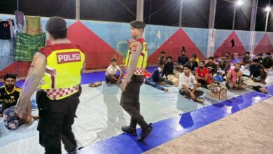 Polisi mengamankan 43 etnis Rohingya yang terdampar di Aceh Timur kini ditampung di Lapangan Futsal Gedung Idi Sport Center (ISC), kabupaten setempat. (Foto: Dok. Polres Aceh Timur)