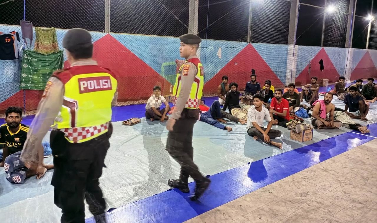 Polisi mengamankan 43 etnis Rohingya yang terdampar di Aceh Timur kini ditampung di Lapangan Futsal Gedung Idi Sport Center (ISC), kabupaten setempat. (Foto: Dok. Polres Aceh Timur)