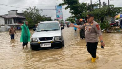 Banjir merendam badan jalan lintas Banda Aceh - Medan di Meunasah Masjid, Kota Lhokseumawe, Minggu (24/12/2023). (Foto: Dok. Polisi)