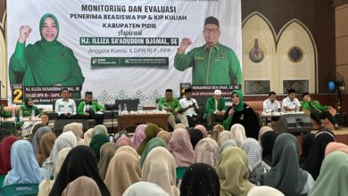 Anggota Komisi X DPR RI, Illiza Sa'aduddin Djamal bersama ratusan penerima beasiswa di gedung Pidie Convention Center (PCC), Lampeudeu Baroh, Kecamatan Pidie, Pidie. (Foto: MC/ Illiza Sa'aduddin Djamal)