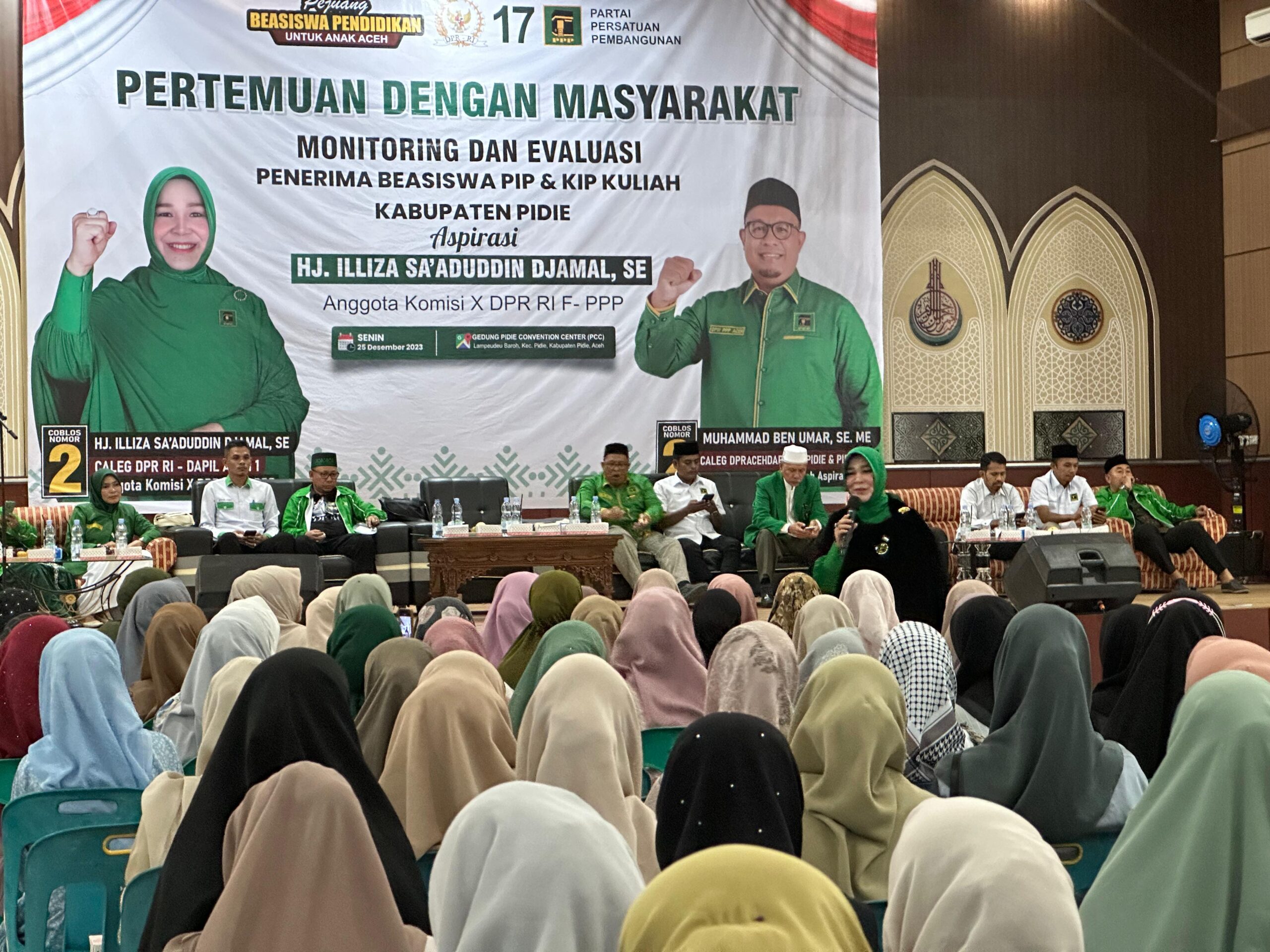 Anggota Komisi X DPR RI, Illiza Sa'aduddin Djamal bersama ratusan penerima beasiswa di gedung Pidie Convention Center (PCC), Lampeudeu Baroh, Kecamatan Pidie, Pidie. (Foto: MC/ Illiza Sa'aduddin Djamal)