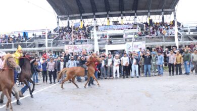 Pembukaan pacuan kuda Tradisional Gayo dalam rangka HUT Kabupaten Bener Meriah Ke-20 di lapangan Sengeda Pacuan Kuda Kabupaten Bener Meriah, Senin, (25/12/2023). (Foto: Dok. Polres Bener Meriah)