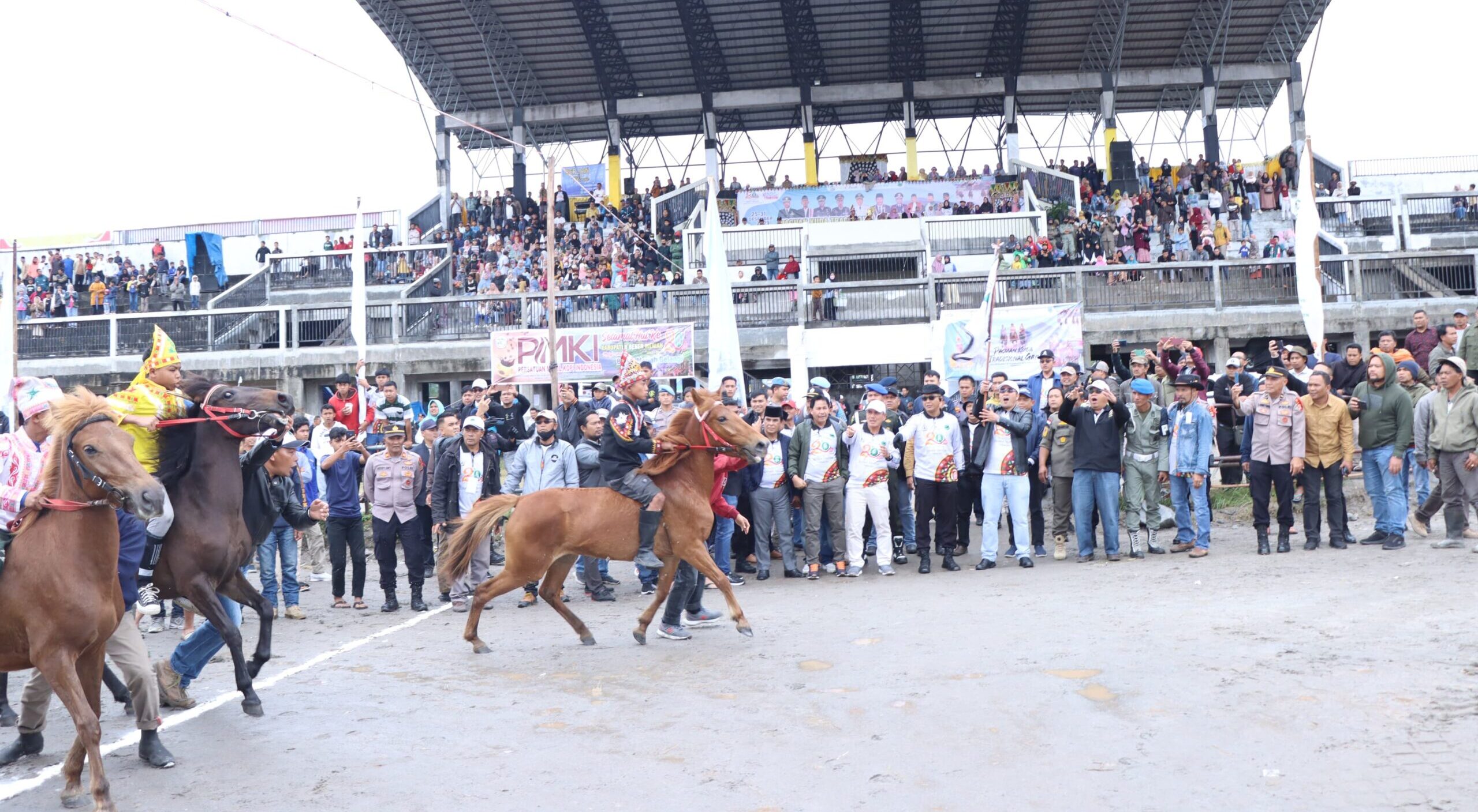 Pembukaan pacuan kuda Tradisional Gayo dalam rangka HUT Kabupaten Bener Meriah Ke-20 di lapangan Sengeda Pacuan Kuda Kabupaten Bener Meriah, Senin, (25/12/2023). (Foto: Dok. Polres Bener Meriah)