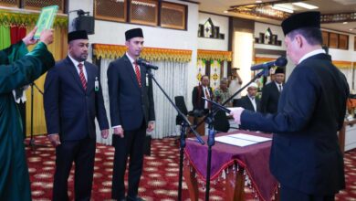 Penjabat Gubernur Aceh Achmad Marzuki, selaku Pemegang Saham Pengendali PT Bank Aceh Syariah, mengambil sumpah dan melantik, Fadhil Ilyas sebagai Direktur Bisnis, dan M. Hendra Supardi sebagai Direktur Dana dan Jasa  Bank Aceh Syariah Periode 2023-2027, di Pendopo Gubernur Aceh, Rabu, (27/12/2023). (Foto: Dok. Adpim Pemprov Aceh)