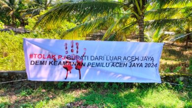 Spanduk penolakan Pj Bupati dari luar Aceh. (Foto: Distori/Zahlul Akbar)