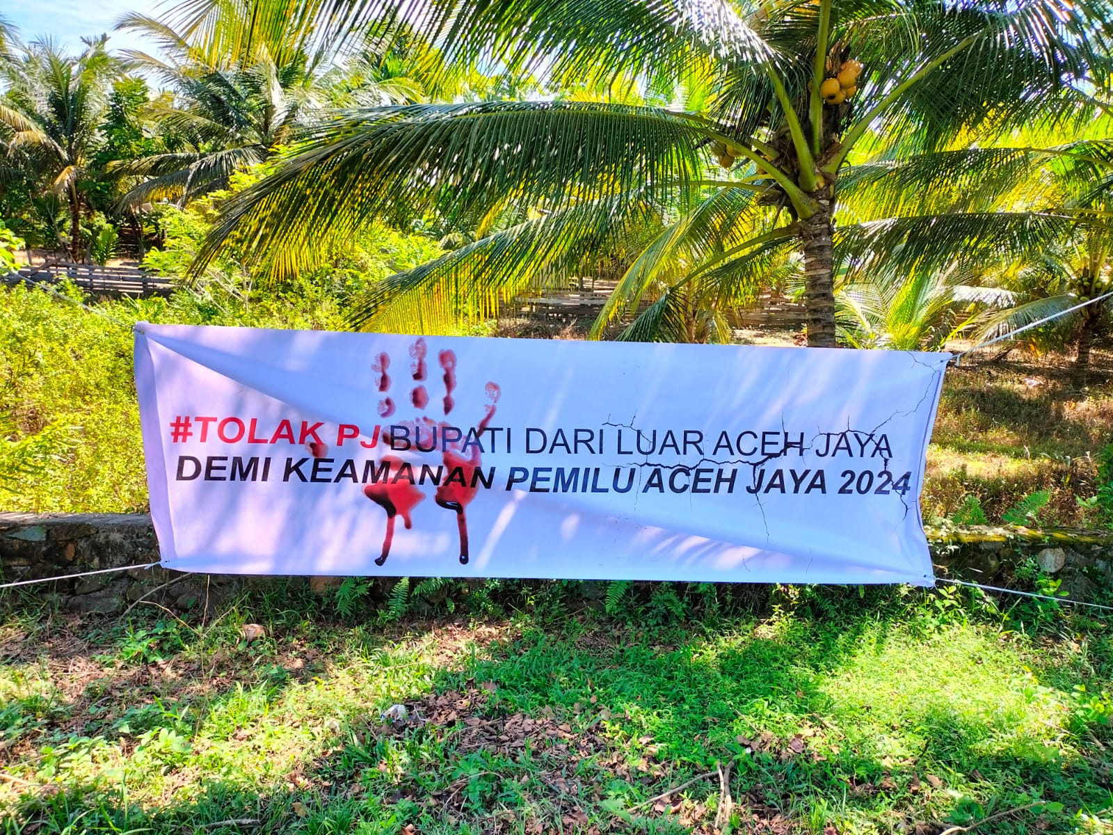 Spanduk penolakan Pj Bupati dari luar Aceh. (Foto: Distori/Zahlul Akbar)