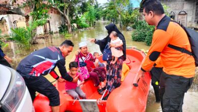 Tim BPBD Kabupaten Aceh Utara membantu proses evakuasi warga terdampak banjir di Kabupaten Aceh Utara, Rabu (27/12). (FOTO: BPBD Aceh Utara)