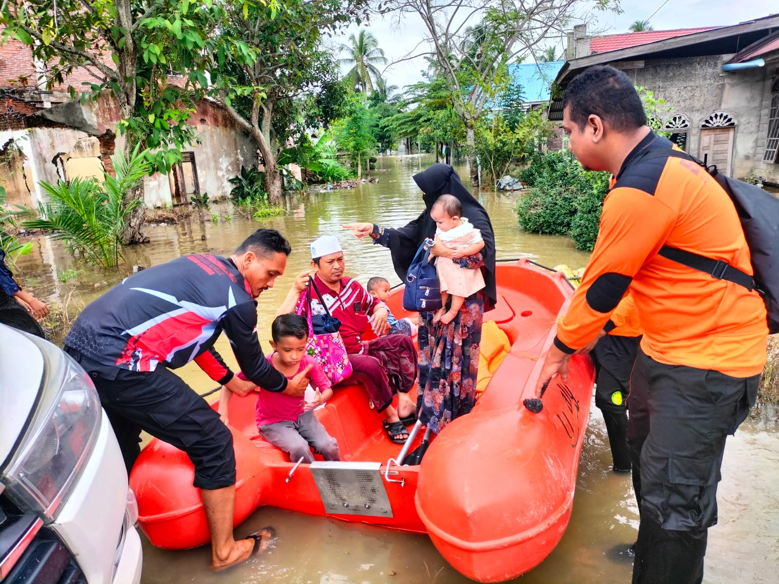 Tim BPBD Kabupaten Aceh Utara membantu proses evakuasi warga terdampak banjir di Kabupaten Aceh Utara, Rabu (27/12). (FOTO: BPBD Aceh Utara)