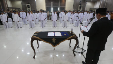 Pelantikan dan pengambilan sumpah jabatan dilakukan Kamis (28/12/2023) di Aula Lantai IV Gedung Mawardy Nurdin Balaikota Banda Aceh. (Foto: Dok. Adpim Pemko Banda Aceh)