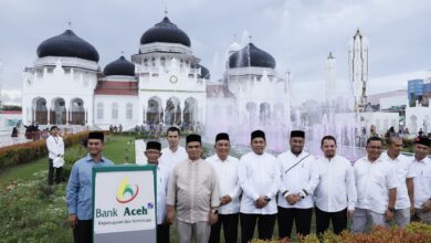 Direktur utama Bank Aceh, Muhammad Syah saat peresmian air mancur dan peremajaan taman di Mesjid Raya Baiturrahman, Banda Aceh, Jumat, (29/12/2023). (Foto: Dok. Bank Aceh)