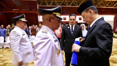 Pj Gubernur Aceh, Achmad Marzuki mengambil sumpah melantik Sekda Kabupaten Aceh Utara Dr. A. Murtala, sebagai PJ Bupati Aceh Jaya, dan Sekda Aceh Tamiang, Drs. Asra, sebagai Pj Bupati Aceh Tamiang di Anjong Mon Mata, Banda Aceh, Jumat (22/12/2023). (Foto: Adpim Pemprov Aceh)