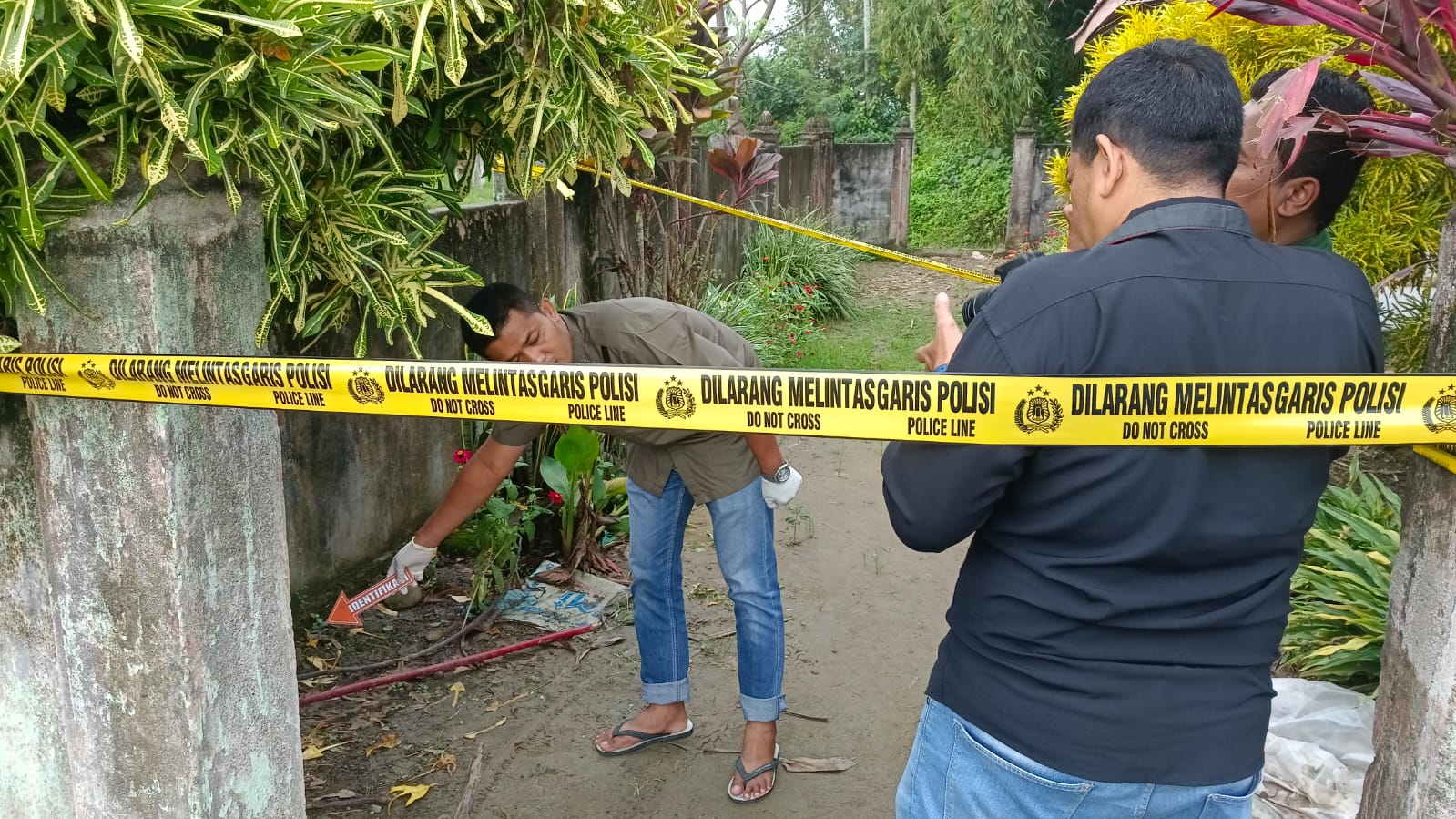 Polisi mendatangi TKP penemuan bayi di area pekarangan kuburan Putroe Beutong, Desa Rheng Bluek, Kecamatan Meurah Mulia, Aceh Utara, wilayah hukum Polres Lhokseumawe, Jumat (29/12/2023). (Foto: Dok. Polisi)