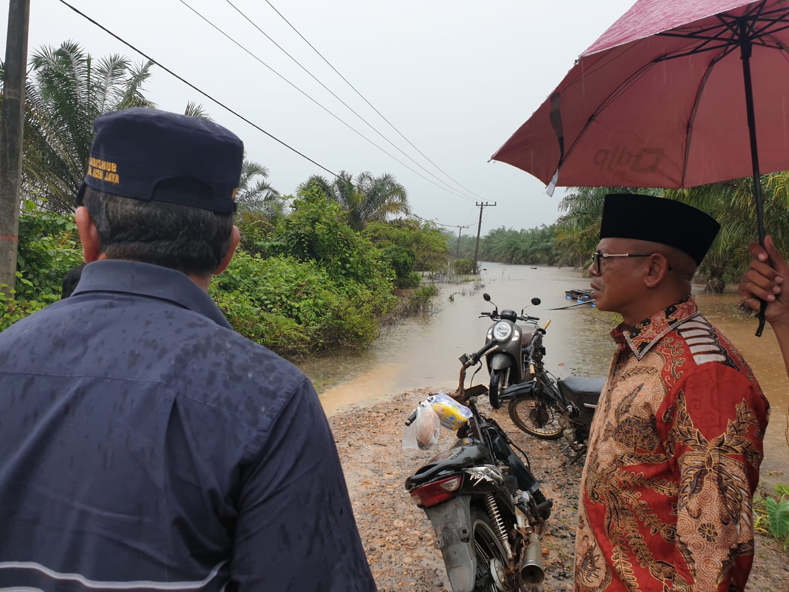 Pj Bupati Aceh Jaya Dr. A Murtala meninjau titik banjir di Kecamatan Panga, Aceh Jaya, Sabtu (30/12/2023). (Foto: Distori/Adpim Aceh Jaya)
