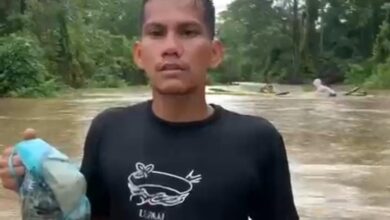 Milin salah satu Mahout CRU Sampoiniet saat dalam banjir di jalan menuju Conservation Response Unit (CRU) Sampoiniet, di Desa Ie Jeureuneh, Kecamatan Sampoiniet, Kabupaten Aceh Jaya, Sabtu, (30/12/2023). (Foto: Capture Video Dok Milin)