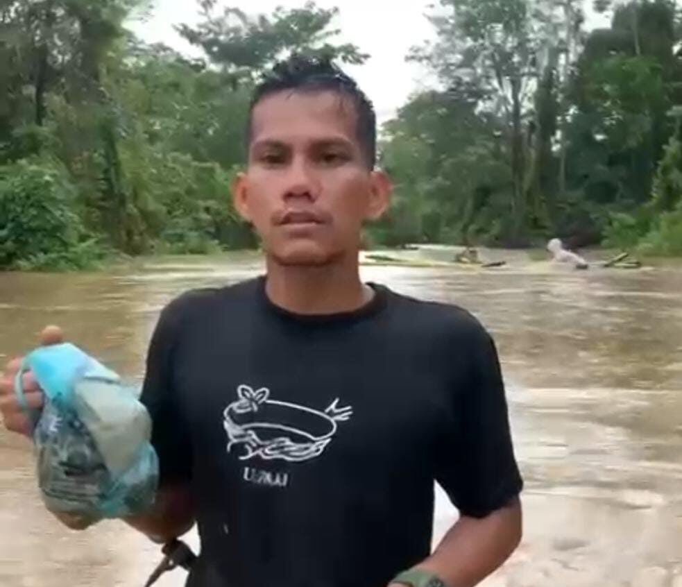 Milin salah satu Mahout CRU Sampoiniet saat dalam banjir di jalan menuju Conservation Response Unit (CRU) Sampoiniet, di Desa Ie Jeureuneh, Kecamatan Sampoiniet, Kabupaten Aceh Jaya, Sabtu, (30/12/2023). (Foto: Capture Video Dok Milin)