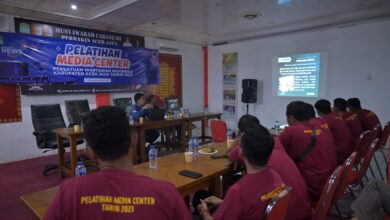 Sejumlah peserta dari berbagai Lembaga mengikuti pelatihan pengelolaan Media Center di Aula Komite Nasional Olahraga Indonesia (KONI) setempat, Sabtu, (30/12/2023). (Foto: Distori/Dok. PWI Aceh Jaya)