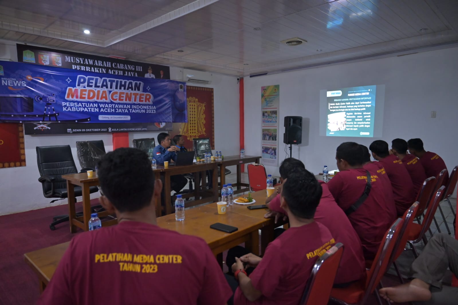 Sejumlah peserta dari berbagai Lembaga mengikuti pelatihan pengelolaan Media Center di Aula Komite Nasional Olahraga Indonesia (KONI) setempat, Sabtu, (30/12/2023). (Foto: Distori/Dok. PWI Aceh Jaya)