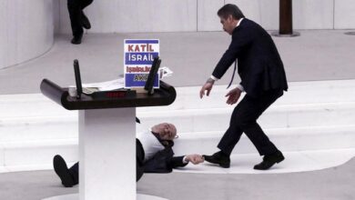 Anggota parlemen Turki Hasan Bitmez terkena serangan jantung usai pidato soal Israel-Palestina. (Foto: Reuters/Stringer)