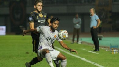 Pesepak bola Dewa United Majed Osman (kiri) berebut bola dengan pesepak bola Persik Kediri Agil Munawar pada lanjutan BRI Liga 1 di Stadion Indomilk Arena, Tangerang, Banten, Kamis (30/3/2023). (Foto: Antara/ Fauzan)