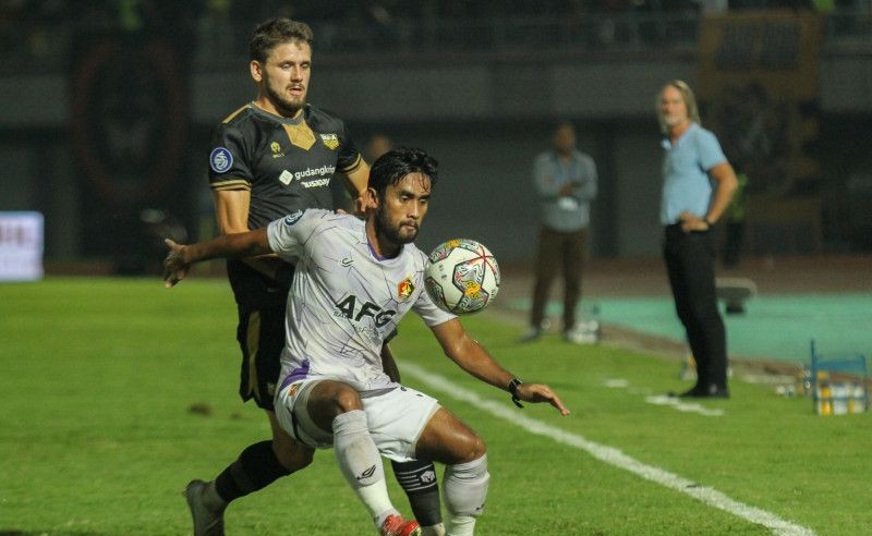 Pesepak bola Dewa United Majed Osman (kiri) berebut bola dengan pesepak bola Persik Kediri Agil Munawar pada lanjutan BRI Liga 1 di Stadion Indomilk Arena, Tangerang, Banten, Kamis (30/3/2023). (Foto: Antara/ Fauzan)