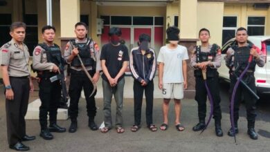 Polisi mengamankan sembilan remaja yang kedapatan membawa senjata tajam (sajam) dan hendak melakukan aksi tawuran di Jakarta Selatan. (Foto: Dok. Polisi)