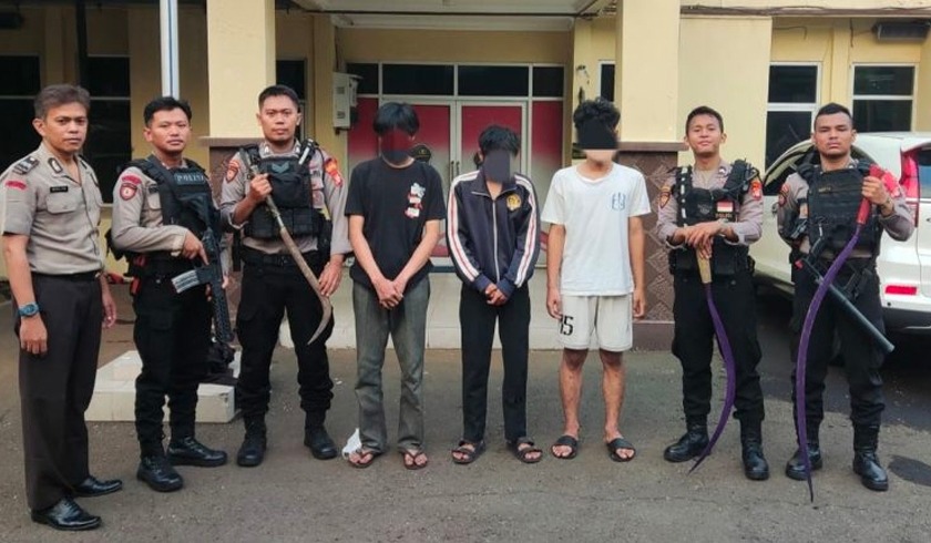 Polisi mengamankan sembilan remaja yang kedapatan membawa senjata tajam (sajam) dan hendak melakukan aksi tawuran di Jakarta Selatan. (Foto: Dok. Polisi)