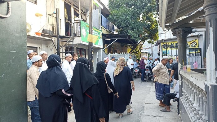 Pelayat berdatangan ke rumah Habib Rizieq. (Foto: Tiara Aliya/detikcom)