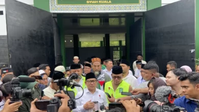 Calon wakil presiden nomor urut 1 Muhaimin Iskandar saat wawancara di depan Makam Ulama Kharismatik Aceh Syeikh Abdurrauf Bin Ali Al-Fansury atau Tengku Syiah Kuala di Banda Aceh, Aceh, Selasa, (5/12/2023). (Foto: Antara/Khalis Surry)