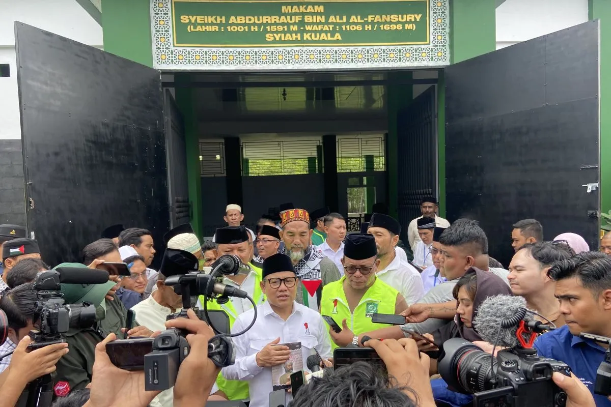 Calon wakil presiden nomor urut 1 Muhaimin Iskandar saat wawancara di depan Makam Ulama Kharismatik Aceh Syeikh Abdurrauf Bin Ali Al-Fansury atau Tengku Syiah Kuala di Banda Aceh, Aceh, Selasa, (5/12/2023). (Foto: Antara/Khalis Surry)