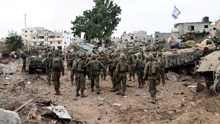 Tentara Israel beroperasi di distrik Shajaiya kota Gaza di tengah konflik yang sedang berlangsung antara Israel dan kelompok Islam Palestina Hamas, di Jalur Gaza 8 Desember 2023. (Foto: REUTERS/YOSSI ZELIGER)