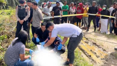Proses evakuasi sesosok mayat laki-laki di Abdya. (Foto: Distori/Syamsurizal).