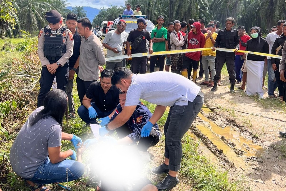 Proses evakuasi sesosok mayat laki-laki di Abdya. (Foto: Distori/Syamsurizal).