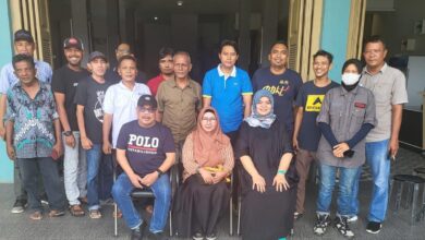 Komisi Independen Pemilihan (KIP) Kabupaten Aceh Tamiang, Aceh berswafoto bersama dengan jurnalis Aceh Tamiang dan ketua PWI Aceh di salah satu Kafe di Karang Baru, Aceh Tamiang, Minggu, (14/1/2024). (FOTO: DISTORI/Dok. Zulfitra)