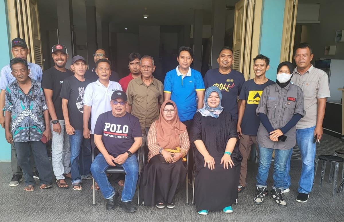 Komisi Independen Pemilihan (KIP) Kabupaten Aceh Tamiang, Aceh berswafoto bersama dengan jurnalis Aceh Tamiang dan ketua PWI Aceh di salah satu Kafe di Karang Baru, Aceh Tamiang, Minggu, (14/1/2024). (FOTO: DISTORI/Dok. Zulfitra)