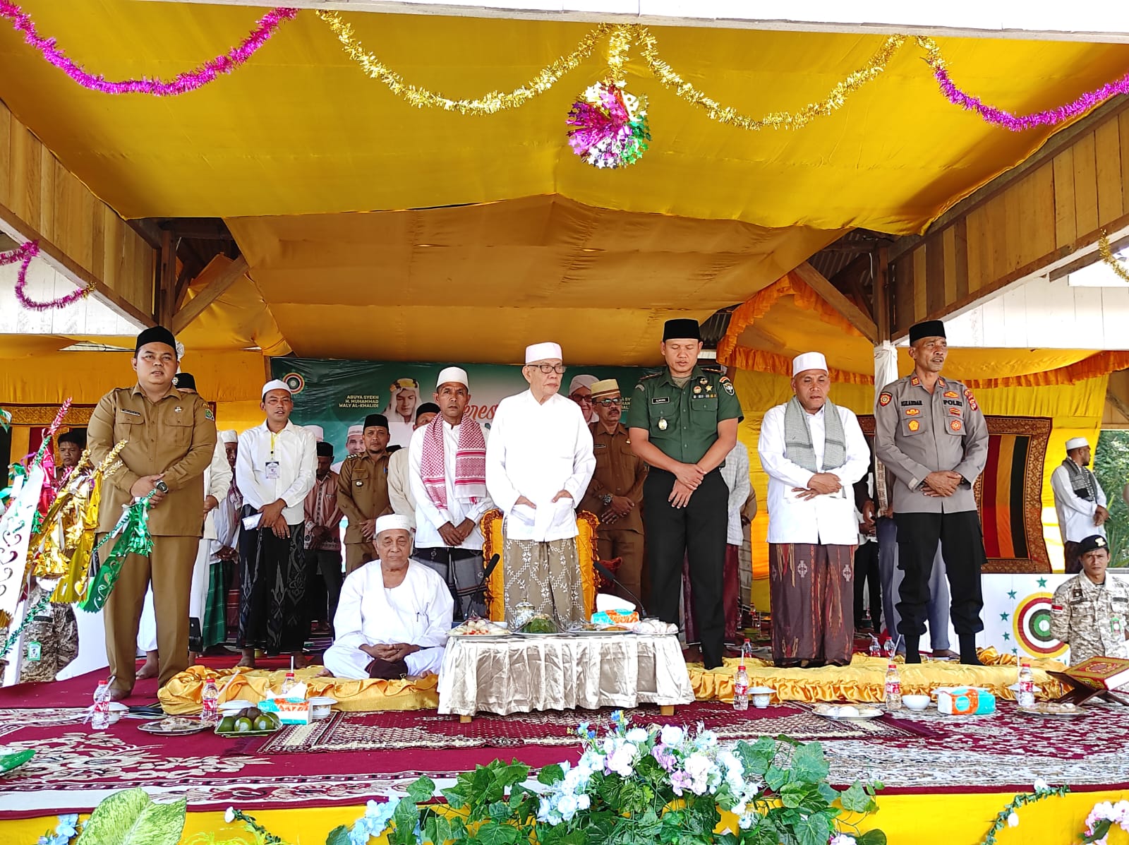 Sekda Aceh Jaya T Reza Fahlevi (kiri) menghadiri acara peresmian Pesantren Sabilur Rasyad di Desa Sawang, Kecamatan Setia Bakti, kabupaten setempat, Senin (29/1/2024). (Foto: Distori/Dok. Prokopim Aceh Jaya)