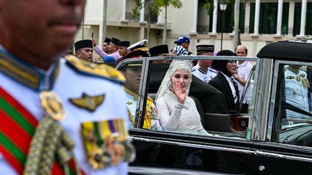 Foto: Arak-arakan pernikahan Pangeran Mateen dan Anisha Rosnah. (MOHD RASFAN / AFP)