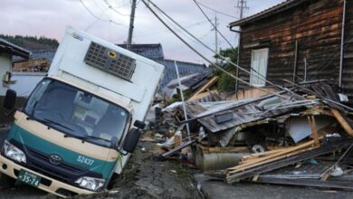 Puing-puing berserakan dan kendaran amblas masuk jalan yang rusak akibat gempa terlihat di Kota Wajima, Prefektut Ishikawa, Jepang, 5 Januari 2024. (Foto: DISTORI/Kyodo)