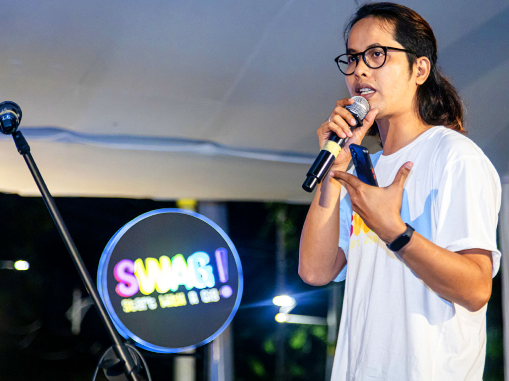 Jurnalis musik Eno Suratno Wongsodimedjo memandu program musik Swag Event. (Foto: I Wayan Bagiartana)