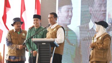 Menteri Pertanian RI Andi Amran Sulaiman mengaku terkesan dengan bacaan Qur’an Ismul Azham dan memberikan hadiah 1 unit hand tractor. (Foto: DISTORI/Dok. Prokopim Pemprov Aceh)