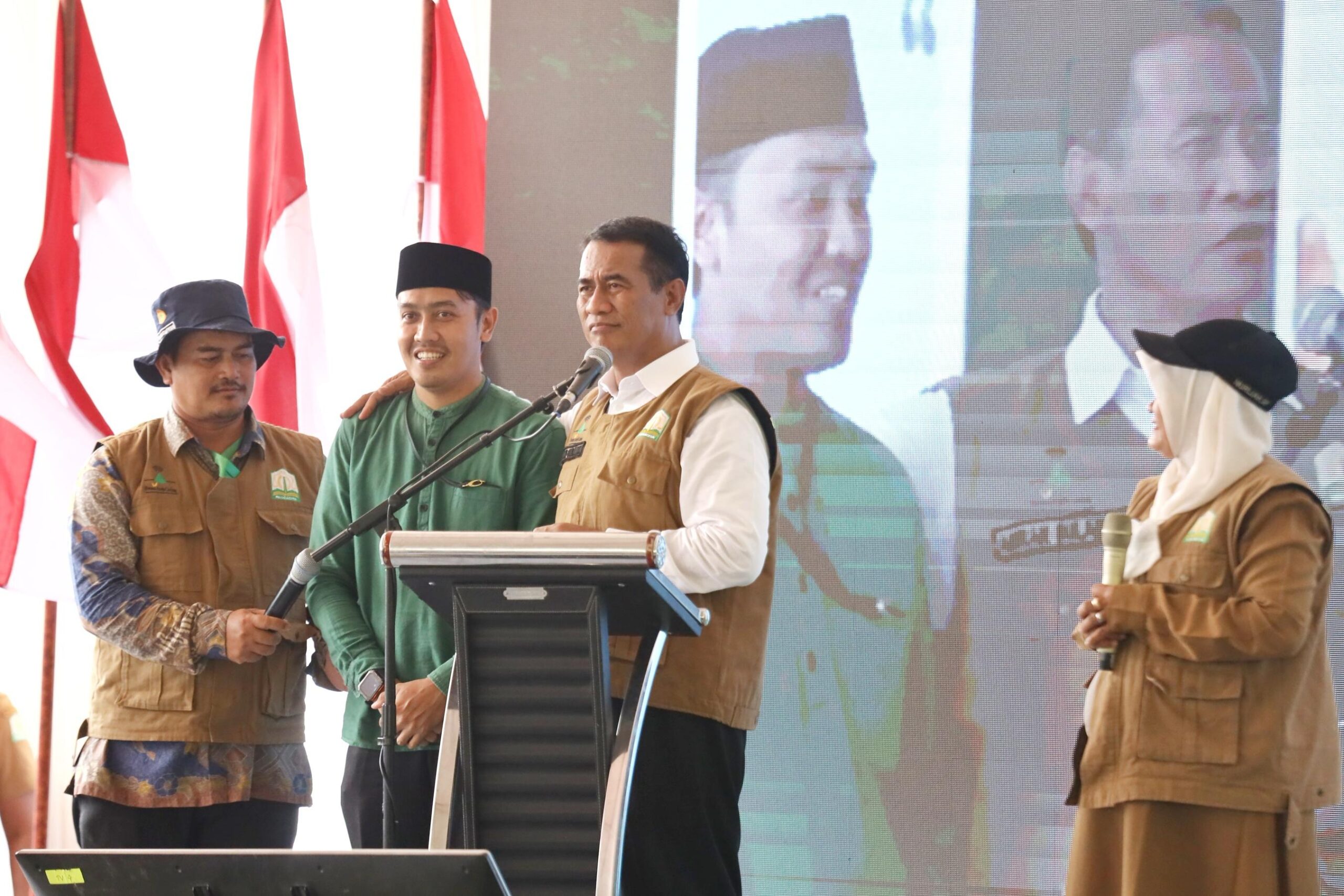 Menteri Pertanian RI Andi Amran Sulaiman mengaku terkesan dengan bacaan Qur’an Ismul Azham dan memberikan hadiah 1 unit hand tractor. (Foto: DISTORI/Dok. Prokopim Pemprov Aceh)