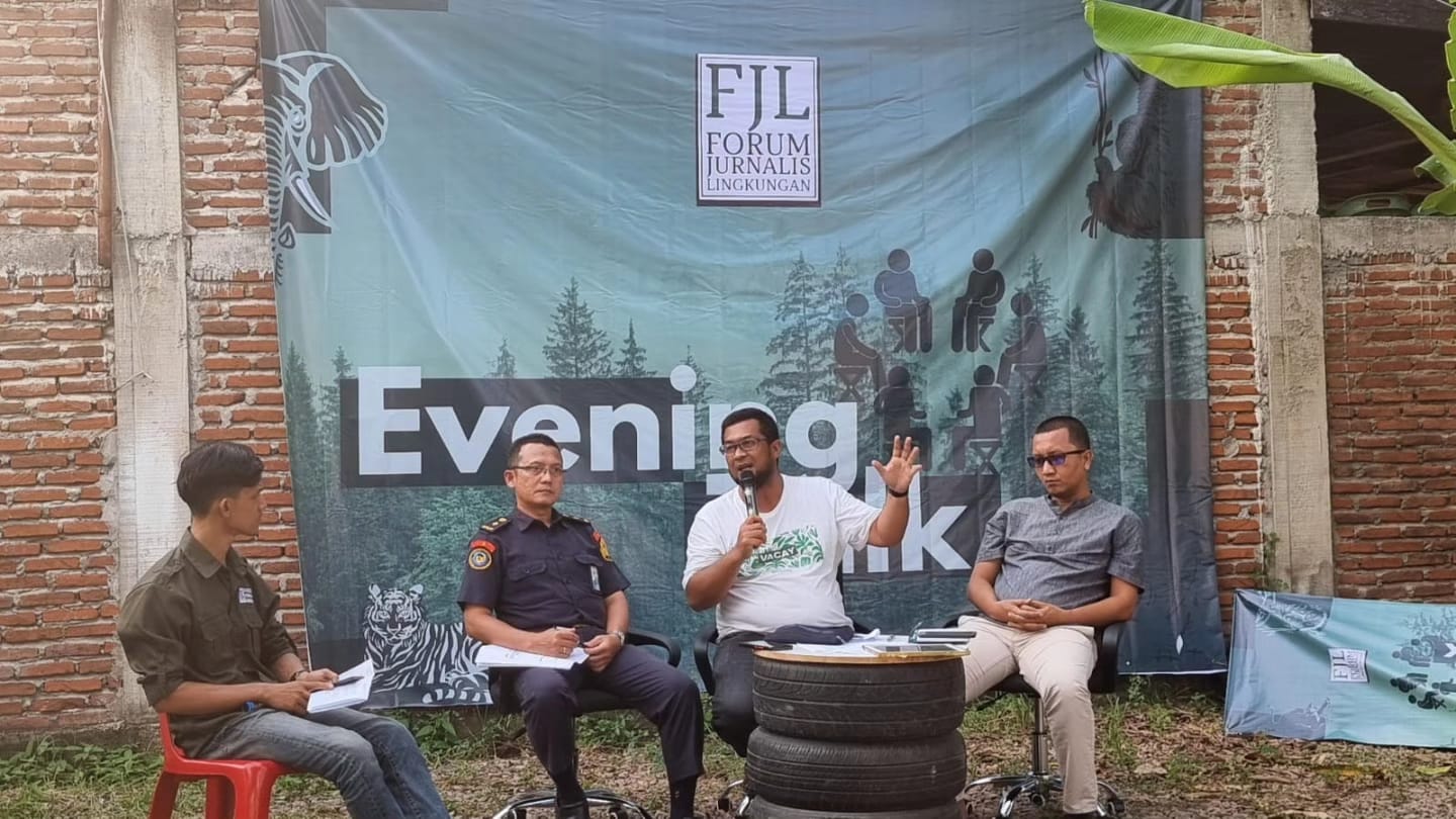 Diskusi yang bertajuk "Ilegal Fishing dan Kerusakan Terumbu Karang di Aceh", Banda Aceh, Selasa, (6/2/2024). (Foto: DISTORI/Dok FJL Aceh).